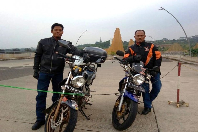 Masudi (kiri) dan Mulyadi (kanan) bersama motor kesayangan.