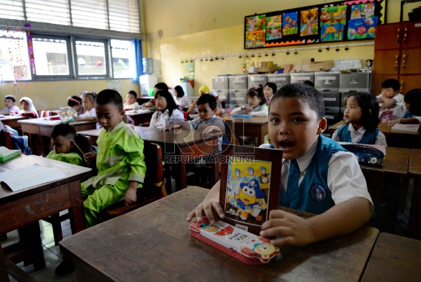 Masuk Pertama Sekolah: Siswa kelas 1 Sekolah Dasar Negeri (SDN) Menteng 03 Pagi, Jakarta Pusat mengikuti pengenalan sekolah saat masuk pertama, Senin (27/7).