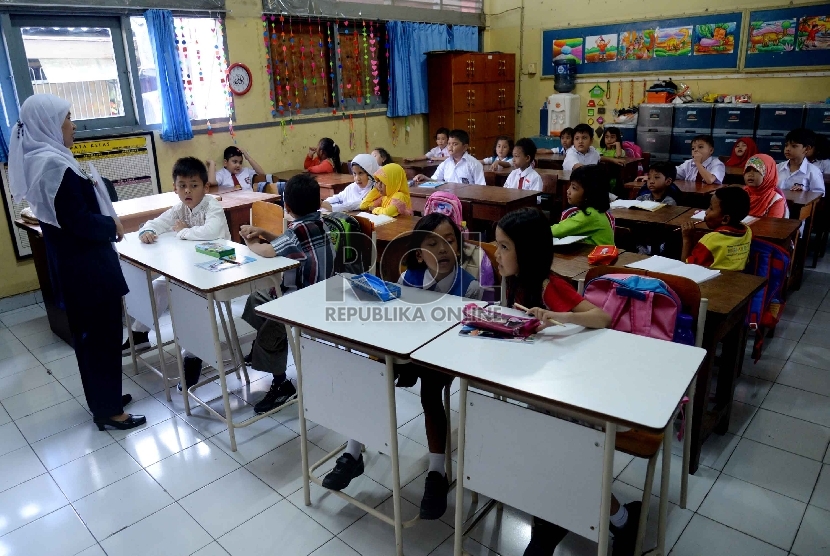 Masuk Pertama Sekolah: Siswa kelas 1 Sekolah Dasar Negeri (SDN) Menteng 03 Pagi, Jakarta Pusat mengikuti pengenalan sekolah saat masuk pertama, Senin (27/7).