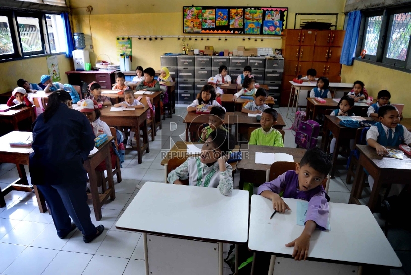 Masuk Pertama Sekolah: Siswa kelas 1 Sekolah Dasar Negeri (SDN) Menteng 03 Pagi, Jakarta Pusat mengikuti pengenalan sekolah saat masuk pertama, Senin (27/7).