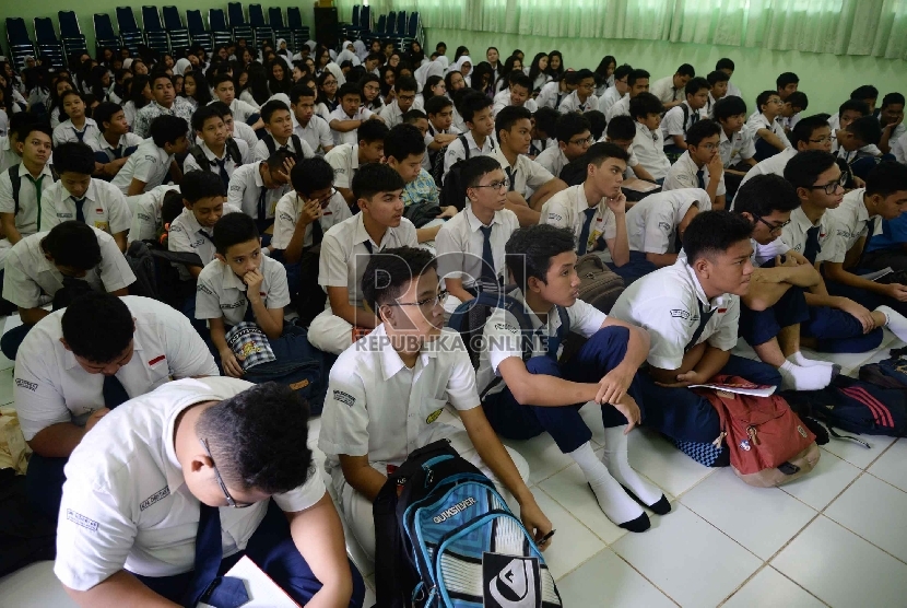 Masuk Pertama Sekolah: Siswa kelas 10 Sekolah Menengah Atas Negeri SMAN) 70 mengikuti Masa Orientasi Siswa (MOS) di Aula SMAN 70, Jakarta, Senin (27/7). 