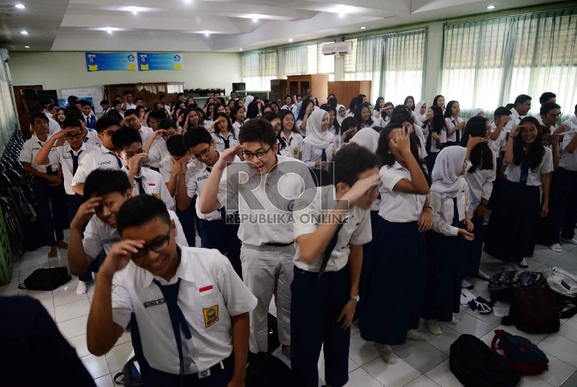 Masuk Pertama Sekolah: Siswa kelas 10 Sekolah Menengah Atas Negeri SMAN) 70 mengikuti Masa Orientasi Siswa (MOS) di Aula SMAN 70, Jakarta, Senin (27/7). 