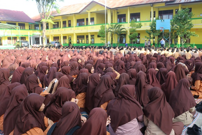 Masyarakat Aceh di 23 kabupaten dan kota secara serentak menggelar shalat ghaib untuk almarhum Baharuddin Jusuf Habibie. Shalat ghaib digelar bakda shalat Jumat (13/09) di daerah masing-masing. 