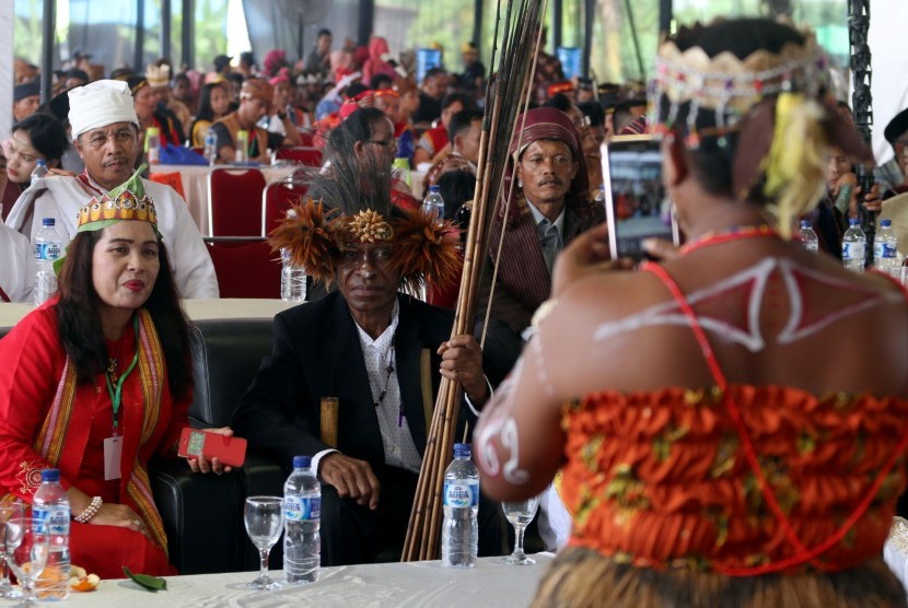 Masyarakat adat berfoto di sela kegiatan Kongres Masyarakat Adat Nusantara V, di Deli Serdang, Sumatra Utara, beberapa waktu lalu. 