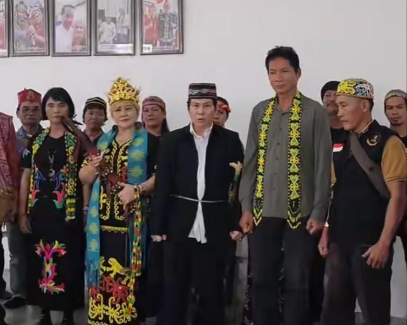 Masyarakat adat Dayak Kalimantan Timur geram dengan tudingan Om Bule terkait IKN sebagai Ibu Kota Koruptor Nepotisme.