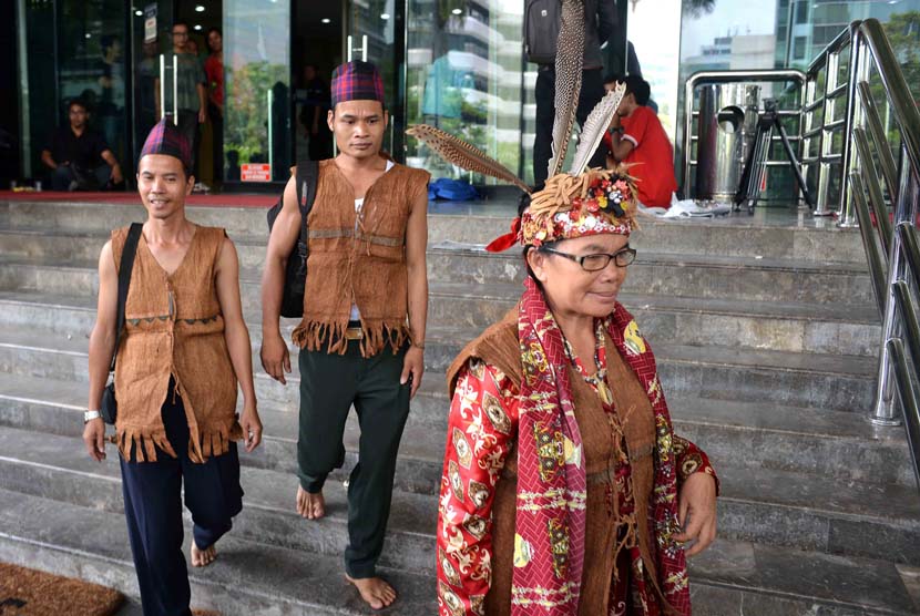 Masyarakat Adat Dayak Ma'anyan Panju, Barito Timur, kalimatan Tengah mendatangi gedung KPK, Jakarta, Rabu (7/5).