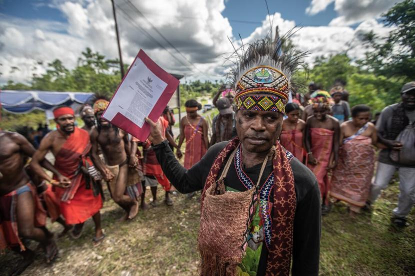 Masyarakat adat Knasaimos di Sorong Selatan menerima SK pengakuan wilayah adat. 