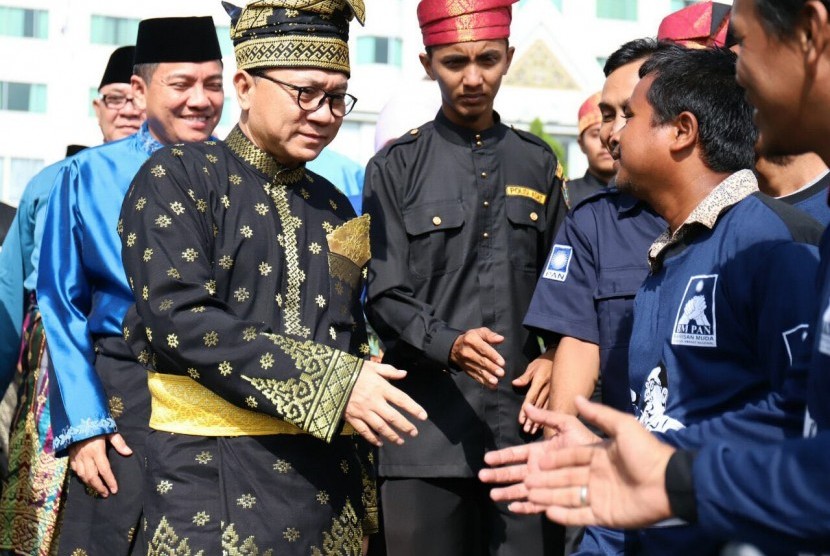 Masyarakat Adat Melayu Riau melaksanakan upacara adat Tepuk Tepung Tawar untuk memberikan dukungan moral dan doa untuk Ketua MPR RI, Zulkifli Hasan, Sabtu (24/1).