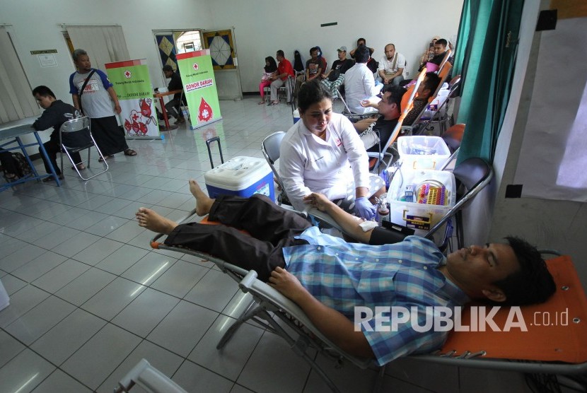Masyarakat antre melakukan donor darah dalam rangkaian kegiatan Muhasabah Akhir Tahun bersama Republika Jawa Barat, di Masjid Pusdai, Kota Bandung, Ahad (31/12).