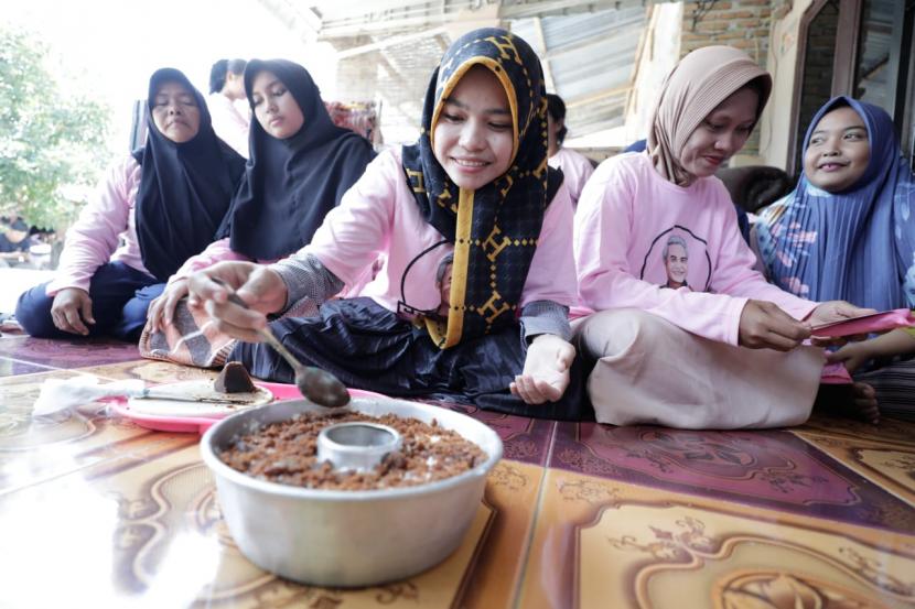 Masyarakat antusias belajar membuat kue Dangai khas Melayu Batu Bara di Dusun I, Desa Sei Bejangkar, Kecamatan Sei Balai, Kabupaten Batu Bara, Sumatra Utara. 