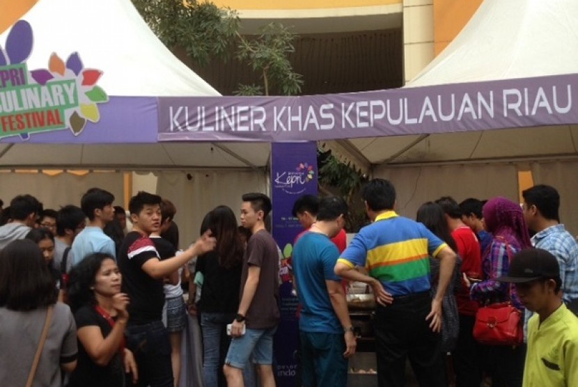 Masyarakat antusias di acara Festival Kuliner Kepulauan Riau di Mall of Indonesia, Jakarta