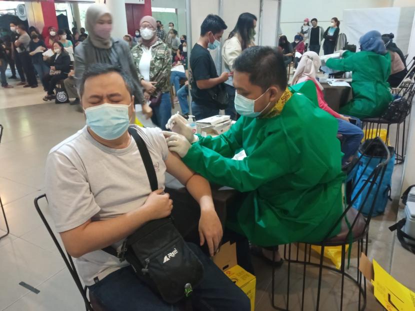 Masyarakat antusias melakukan vaksinasi di gerai vaksinasi booster di Cihampelas Walk (Ciwalk) Mall, Jumat (22/7/2022). 