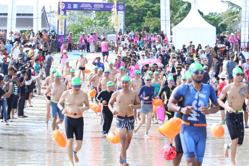 Masyarakat antusias mengikuti festival Open Water Swimming di Jimbaran, Bali, Ahad (30/6/2024).