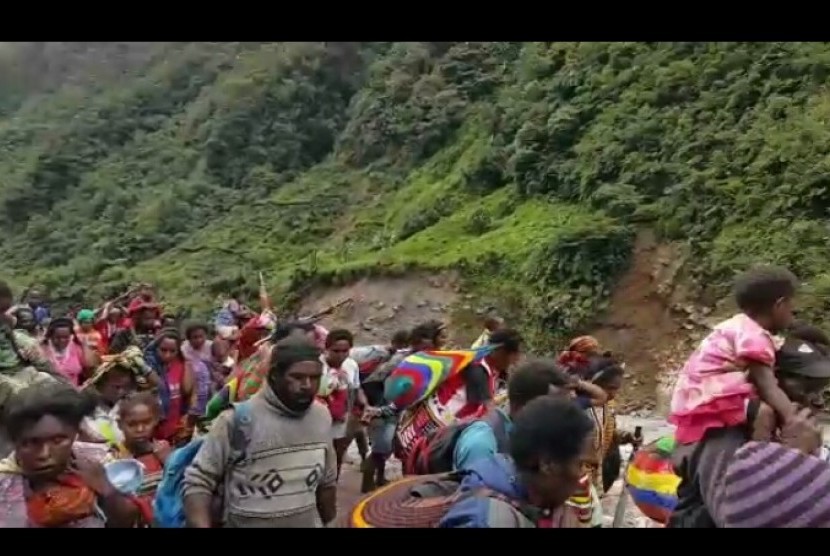 Masyarakat asli Kimbeli dan Banti, Tembagapura, Mimika, Papua dievakuasi ke Gedung Emeneme, Timika, Papua.