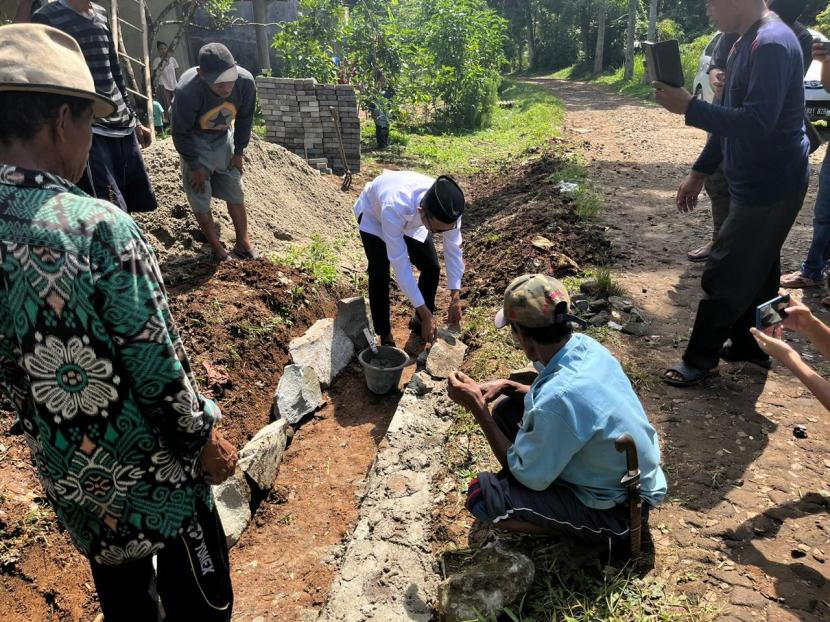 GMC bersama masyarakat bahu membahu melakukan pembangunan jalan paving blok di Desa Cipining, Kecamatan Curug Bitung, Lebak, Banten.