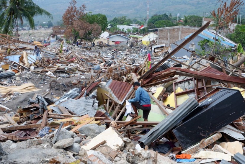 Masyarakat Balaroa, Palu, Sulawesi Tengah (Sulteng) mencoba mencari sisa-sisa berharga dari rumahnya yang hancur karena bencana gempa, tsunami, dan likuefaksi, seperti surat, besi, pakaian, Sabtu (27/10).