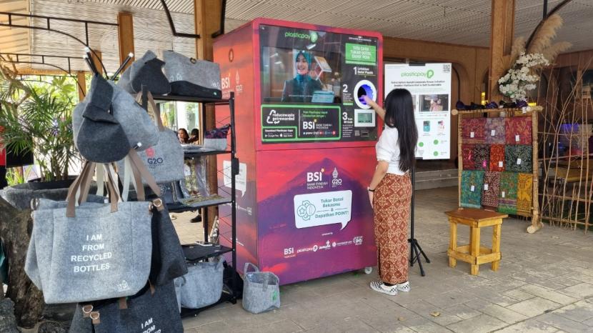 Masyarakat Bali menggunakan Reverse Vending Machine (RVM) yang ditempatkan Bank Syariah Indonesia di sekitar area penyelenggaraan KTT G20 Bali (ilustrasi). Kementerian Kelautan dan Perikanan (KKP) melalui Balai Pengelolaan Sumberdaya Pesisir dan Laut (BPSPL) Denpasar menggandeng Plasticpay dan Bank Syariah Indonesia (BSI) untuk mengurangi sampah botol plastik di Bali.  