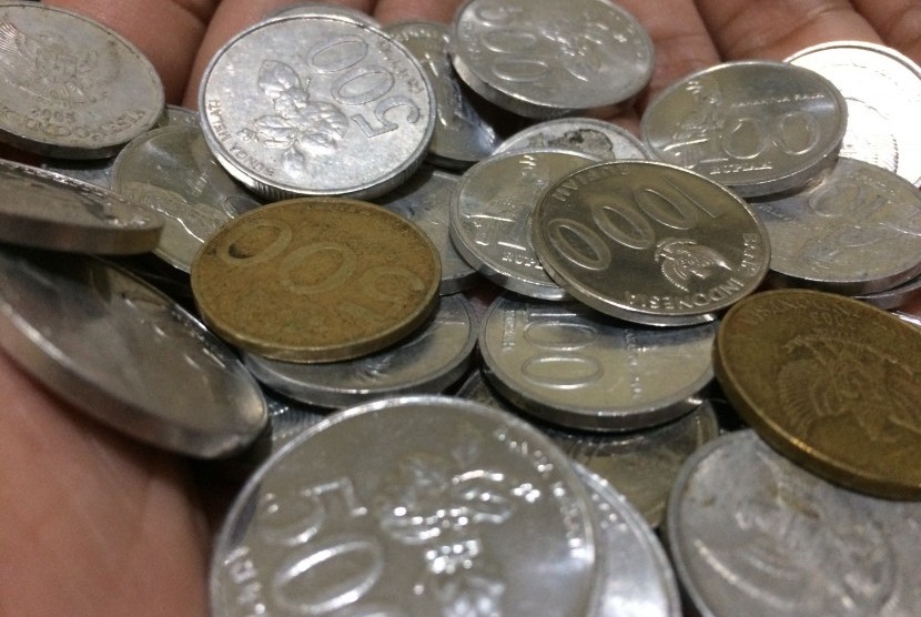 Masyarakat banyak yang menumpuk uang logamnya di rumah lantaran merasa kesulitan untuk menghitungnya saat berbelanja.