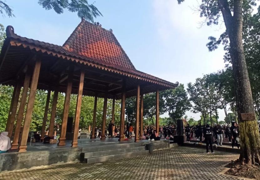 Masyarakat beraktivitas di kawasan Waduk Dawuhan, Desa Sidomulyo, Kecamatan Wonoasri, Kabupaten Madiun, Jawa Timur.