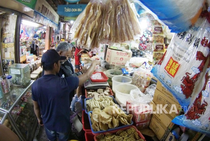 Masyarakat berbelanja sembako di kios kelotong, Pasar Kosambi, Kota Bandung, Kamis (9/6). Saat ini harga kebutuhan pokok sebagian besar mengalami kenaikan harga seiring meningkatnya permintaan pasar. (Republika/Edi Yusuf)