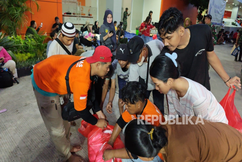 Masyarakat berbuka puasa di tenda pengungsian di Perum Pondok Gede Permai, Selasa (4/3/2025).