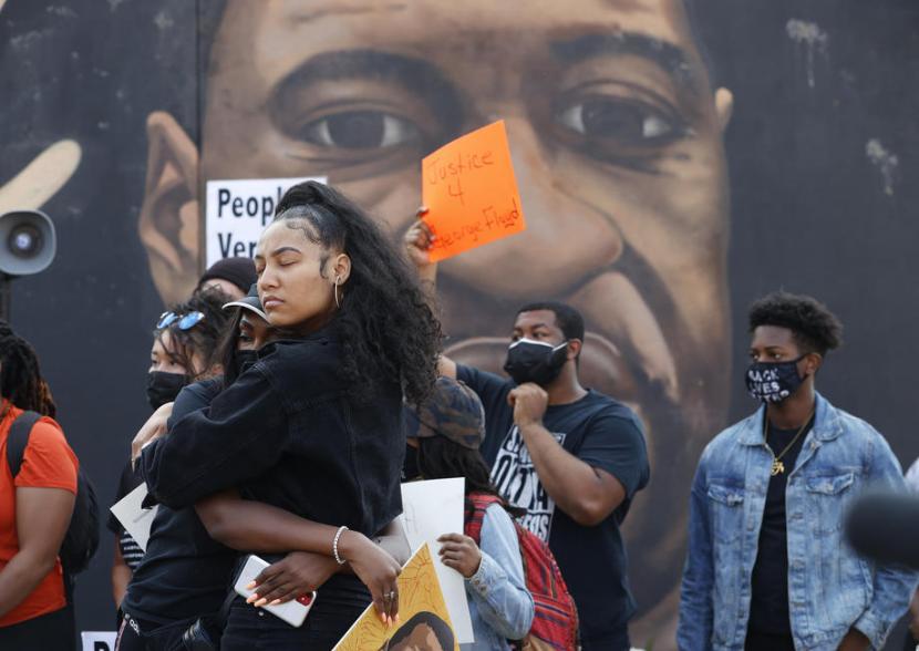 Masyarakat bereaksi di dekat mural George Floyd, Rabu (21/4), setelah mantan anggota kepolisian Minneapolis, Derek Chauvin, dinyatakan bersalah atas semua tuduhan terkait pembunuhan Floyd di Atlanta, Georgia. 