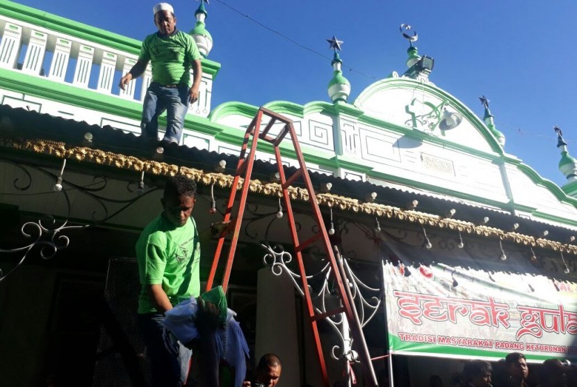 Masyarakat berebut bungkusan gula pasir dalam tradisi 'serak gulo' di depan Masjid Muhammadan, Kota Padang, Jumat (16/2). Tradisi yang dijalankan keluarga Muslim Keturunan India ini dilakukan setiap 1 Jumadil Akhir sebagai ungkapan rasa syukur kepada Allah SWT. 