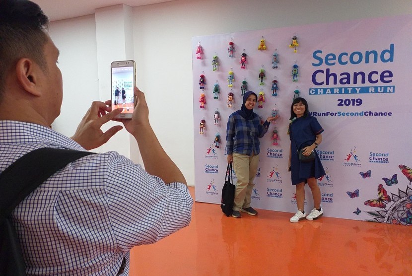 Masyarakat berfoto di depan karya tangan para WBP binaan Second Chance Foundation di Lobby Barat, SUGBK, Jakarta, Selasa (2/7)
