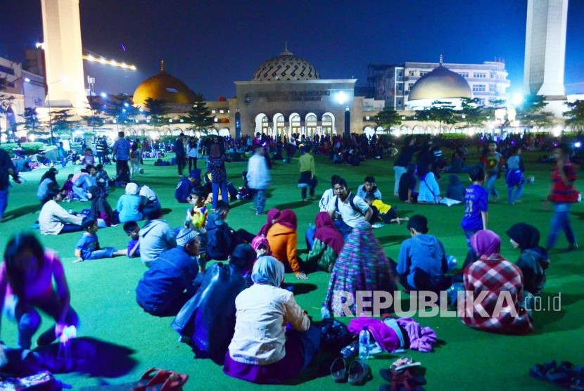 Masyarakat berkumpul di Alun-alun Kota Bandung, pada malam takbiran, Jumat (24/6). 