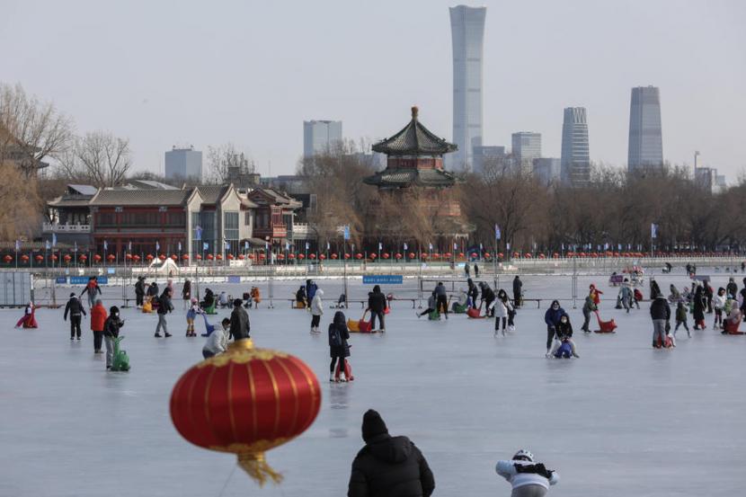  Masyarakat berseluncur di Danau Shichahai yang beku menjelang tahun baru Imlek, di Beijing, China, 31 Januari 2022. Warga Beijing juga tengah dilanda demam Olimpiade Musim Dingin. 