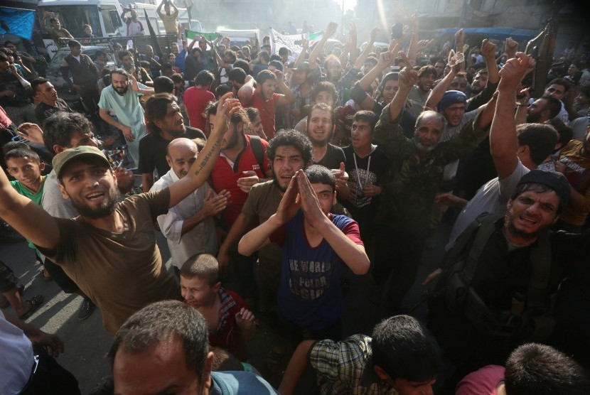 Masyarakat bersorak menyambut tembusnya kawasan yang dikuasai oposisi di bagian timur Aleppo, Sabtu (6/8).