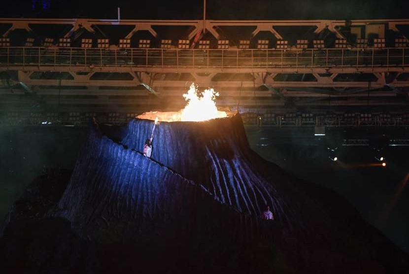 Masyarakat berswafoto dengan latar belakang kauldron Bilah Nusantara seusai Upacara Pembukaan Asian Games 2018 di Gelora Bung Karno, Senayan, Jakarta, Sabtu (18/8). 