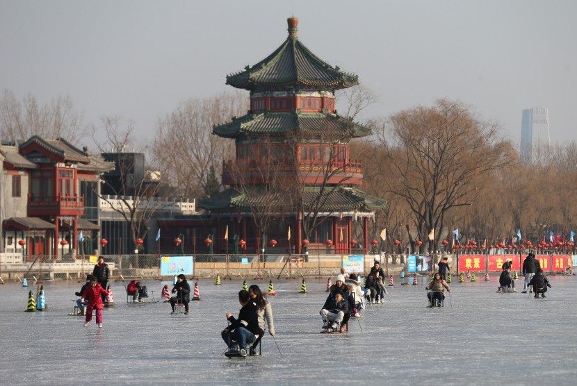 Masyarakat Cina sedang menikmati hiburan bermain seluncur es di Beijing, Cina. 