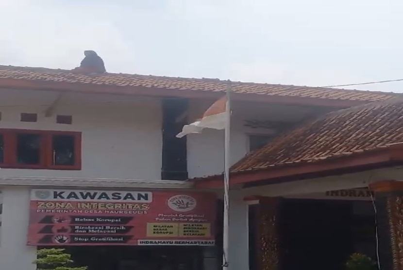 Masyarakat dan aparat Desa Haurgeulis, Kecamatan Haurgeulis, Kabupaten Indramayu tiba-tiba dikagetkan dengan aksi seorang perempuan yang naik ke atap Kantor Kuwu Haurgeulis, Selasa (19/12/2023).