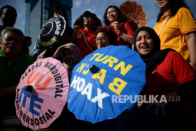  Masyarakat dan pengiat media sosial saat mengelar kegiatan sosialisasi sekaligus deklarasi masyarakat anti hoax di Jakarta,Ahad (8/1). 