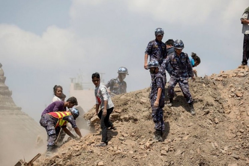 Masyarakat dan petugas bekerjasama membersihkan puing reruntuhan gempa di Nepal.