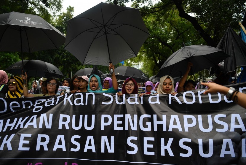 Masyarakat dari berbagai aliansi melakukan aksi damai bertajuk stop kekerasan seksual di Jalan Medan Merdeka Barat, Jakarta, Sabtu (8/12/2018).