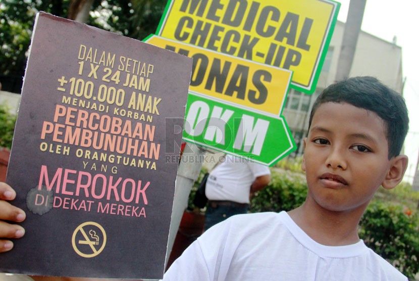   Masyarakat dari Indonesian Young Pharmacist Group dan Ikatan Apoteker Indonesia (IAI) melakukan kampanye bahaya rokok di Bundaran HI, Jakarta, Ahad (1/6). (Republika/ Yasin Habibi)