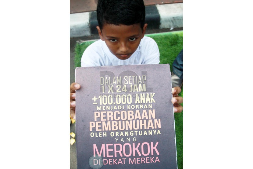   Masyarakat dari Indonesian Young Pharmacist Group dan Ikatan Apoteker Indonesia (IAI) melakukan kampanye bahaya rokok di Bundaran HI, Jakarta, Ahad (1/6). (Republika/ Yasin Habibi)