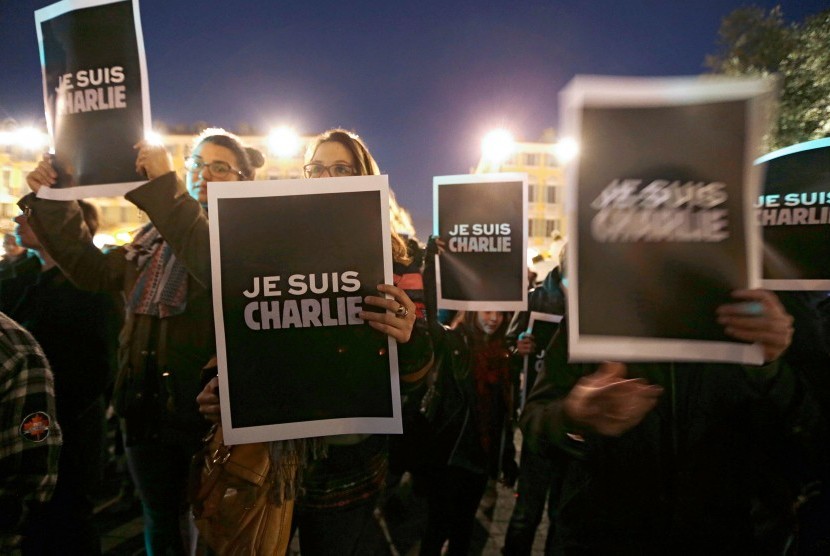 Masyarakat demo mendukung Charlie Hebdo.
