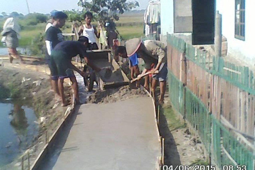 Masyarakat desa Segaramakmur, Bekasi bekerja membangun infrastruktur jalan desa dan saluran air bersih.