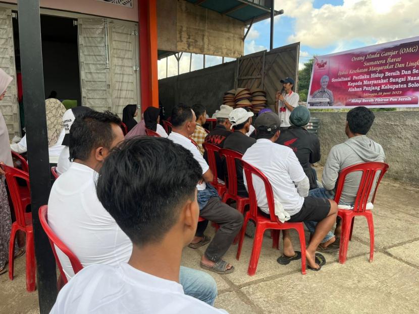 Masyarakat Desa Sungai Nanam, Kelurahan Alahan Panjang, Kecamatan Lembah Gumanti, Kabupaten Solok, Sumatra Barat mengikuti penyuluhan kehidupan sehat dan bersih. 