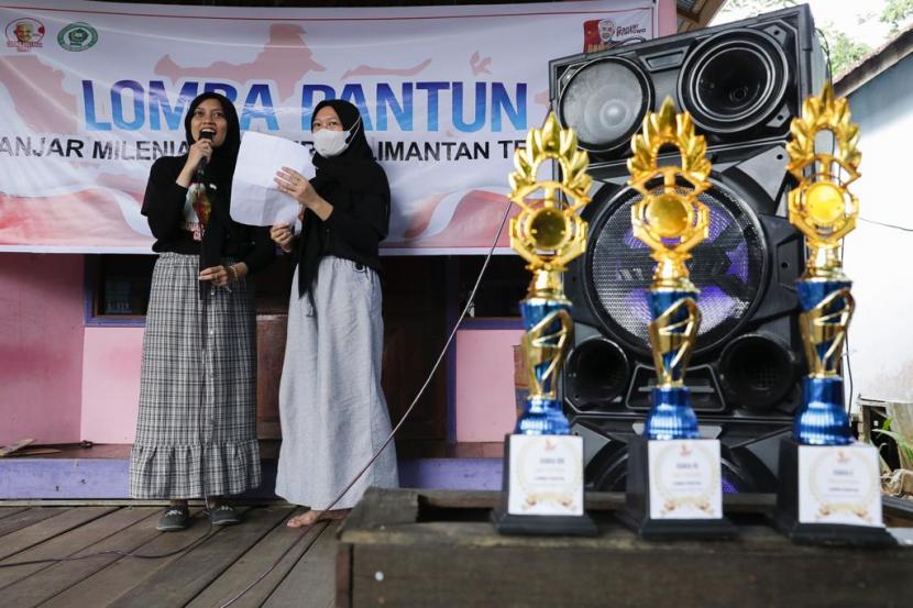 masyarakat di Desa Bakambat, Kecamatan Bataguh, Kabupaten Kapuas, Kalimantan Tengah untuk mengikuti kegiatan Lomba Pantun Melayu. 