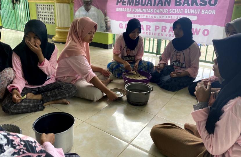 Masyarakat di Desa Bunut Baok, Kecamatan Praya, Kabupaten Lombok Tengah, Nusa Tenggara Barat (NTB) tampak antusias mengikuti pelatihan mambuat bakso.