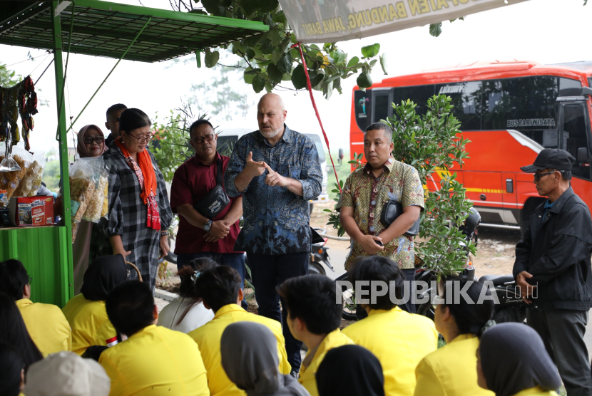 Masyarakat di Desa Padamukti, yang tinggal di sekitar DAS Citarum, kini didorong untuk mengelola limbah secara mandiri.