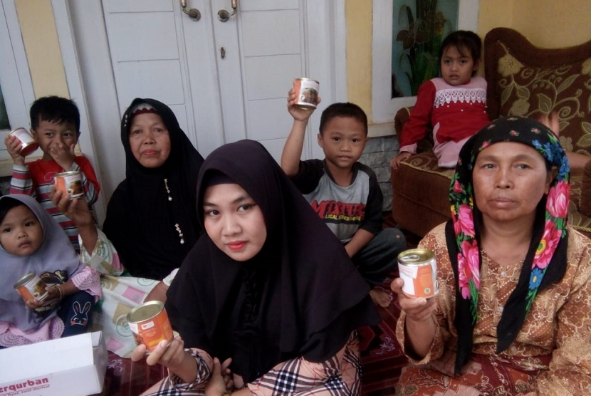 Masyarakat di Kampung Awangsa Desa Mekarjaya, Kecamatan Sukaluyu, Kabupaten Cianjur, menerima paket Superqurban dari Rumah Zakat.