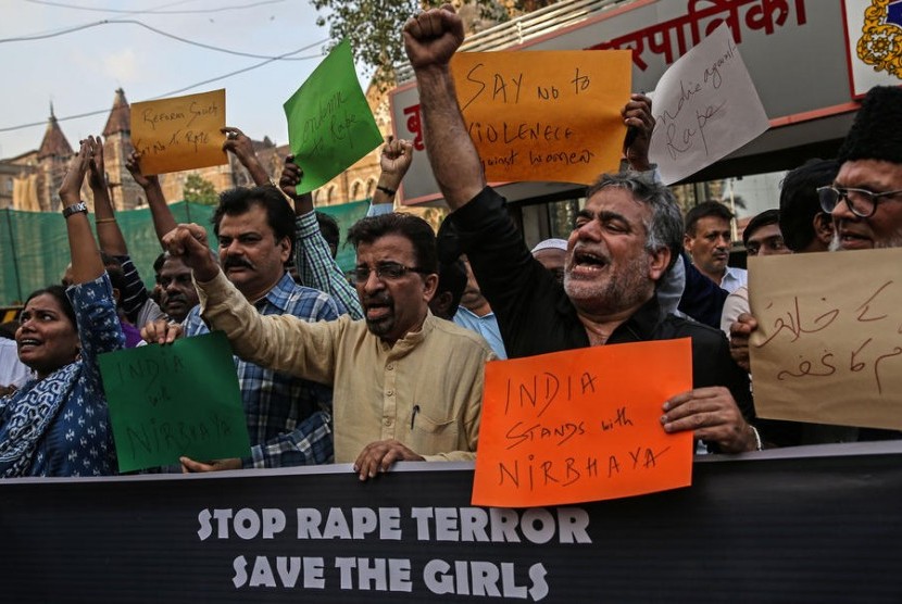 Masyarakat di Mumbai menggelar aksi mengutuk peristiwa pemerkosaan yang dilakukan pada seorang dokter hewan. Pada 2016, terdapat sekitar 19 ribu kasus pemerkosaan di India.