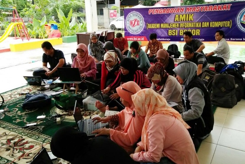 Masyarakat di RPTRA  Manunggal Juang Sukapura mengikuti pelatihan komputer yang diadakan oleh AMIK BSI Bogor.  