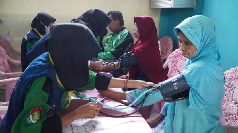 Masyarakat di sekitar Pondok Pesantren Darul Ulum (PPDU) Jombang mendapat pelayanan kesehatan secara gratis pada Sabtu (18/3/2023).