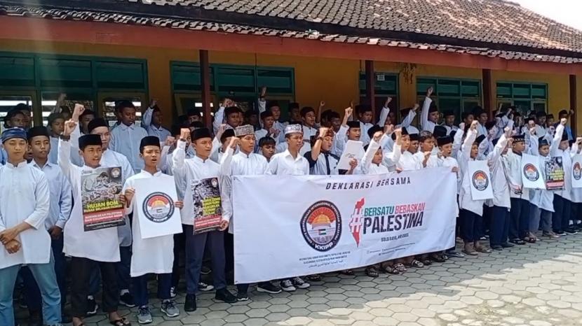 Masyarakat di wilayah Solo Raya atau eks Karesidenan Surakarta mendeklarasikan dukungan terhadap Palestina melalui Komite Kemanusiaan Internasional Pembebasan Palestina (KKIPP). 